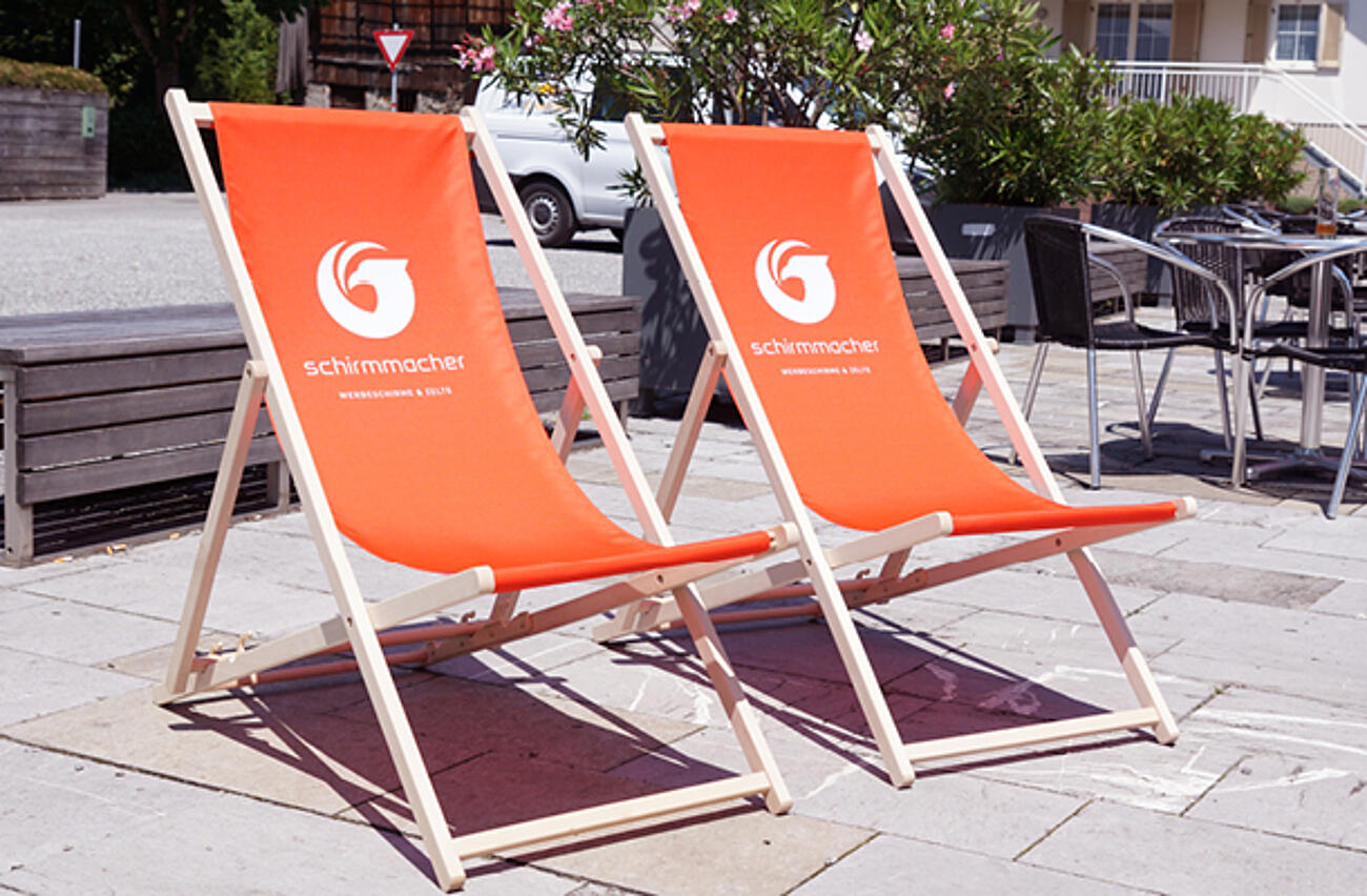 Liegestühle mit Logo passend zum Sonnenschirm