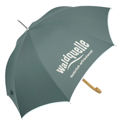 Regenschirm mit Reflektorband und Firmenlogo auf zwei Segmenten